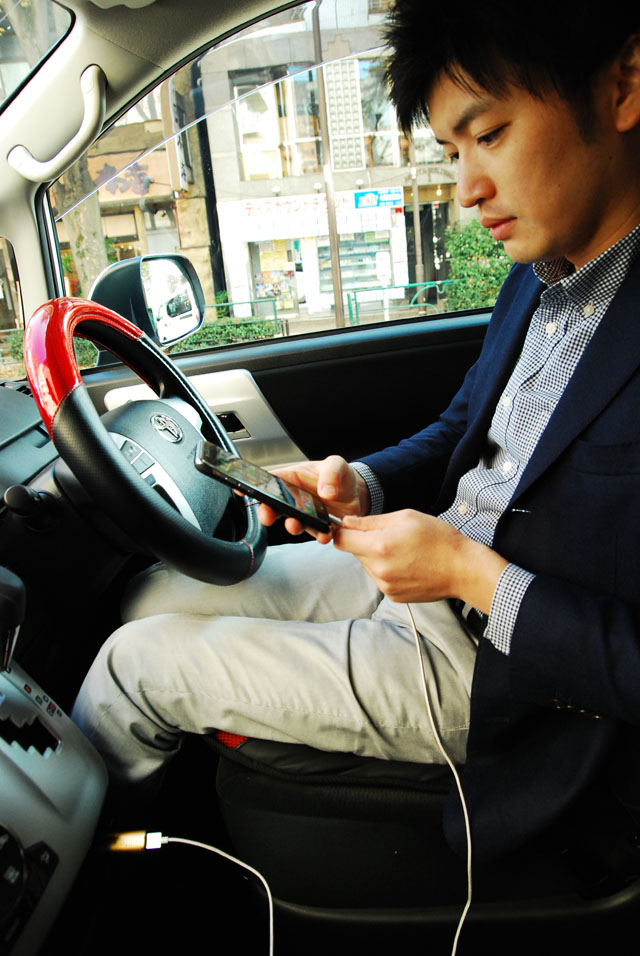 シガーソケットで充電できるバッテリー内蔵カーチャージャーLife2Goの画像