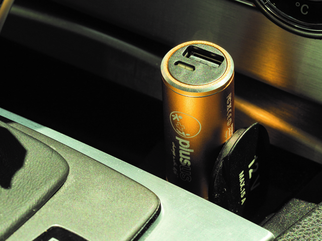 シガーソケットで充電できるバッテリー内蔵カーチャージャーLife2Goの画像