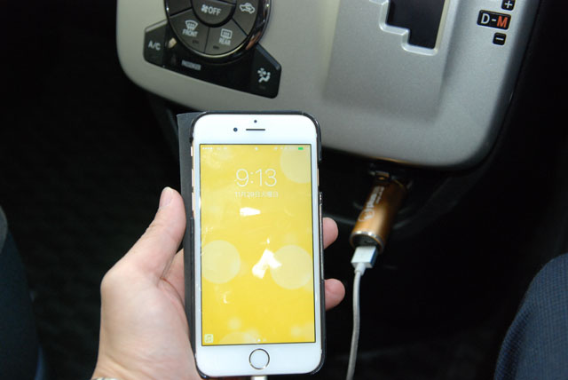 シガーソケットで充電できるバッテリー内蔵カーチャージャーLife2Goの画像