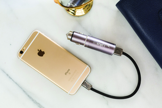 シガーソケットで充電できるバッテリー内蔵カーチャージャーLife2Goの画像