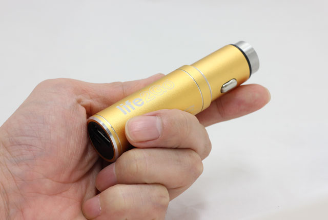 シガーソケットで充電できるバッテリー内蔵カーチャージャーLife2Goの画像