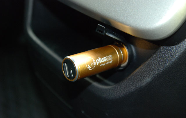 シガーソケットで充電できるバッテリー内蔵カーチャージャーLife2Goの画像