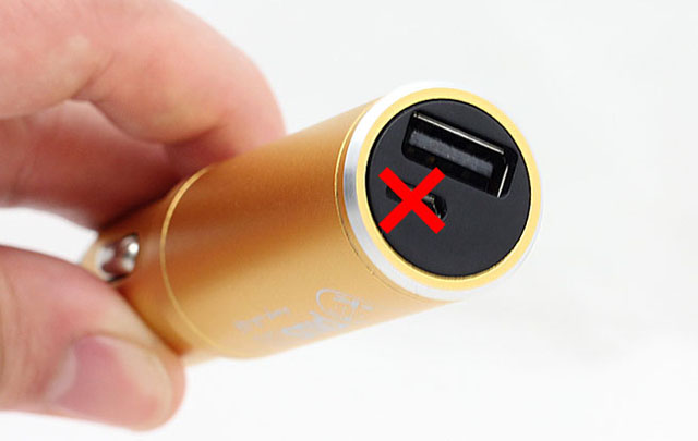 シガーソケットで充電できるバッテリー内蔵カーチャージャーLife2Goの画像