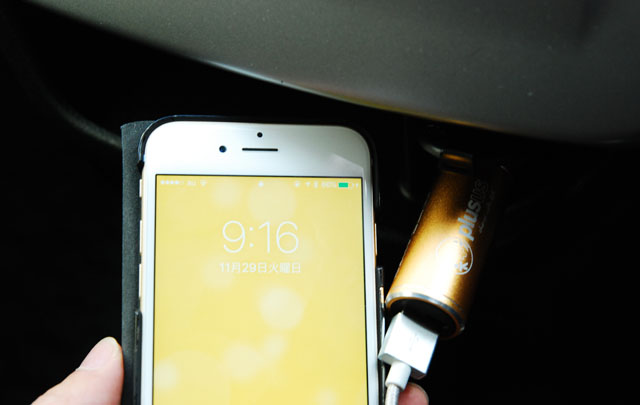 シガーソケットで充電できるバッテリー内蔵カーチャージャーLife2Goの画像