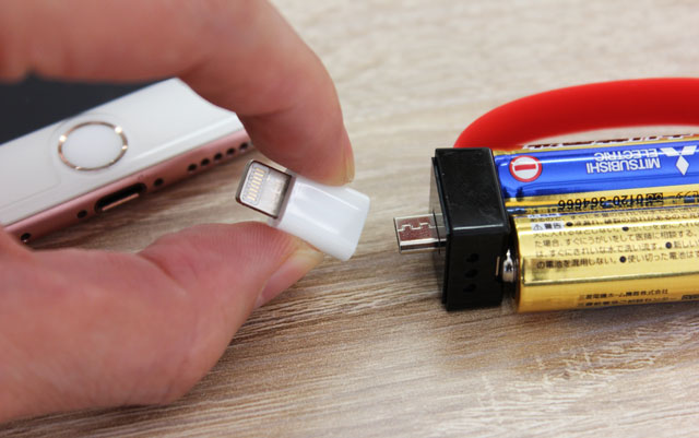 スマホ充電ができるキーアクセサリーnipperの画像