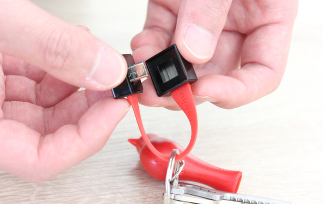 スマホ充電ができるキーアクセサリーnipperの画像