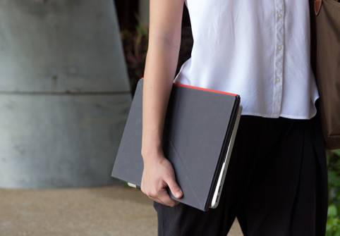 どこでも持ち運べるスタンディングデスクLEVIT8