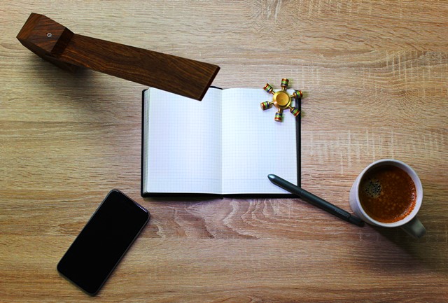 デスク上でもスタイリッシュなLEDスタンドoctagonone