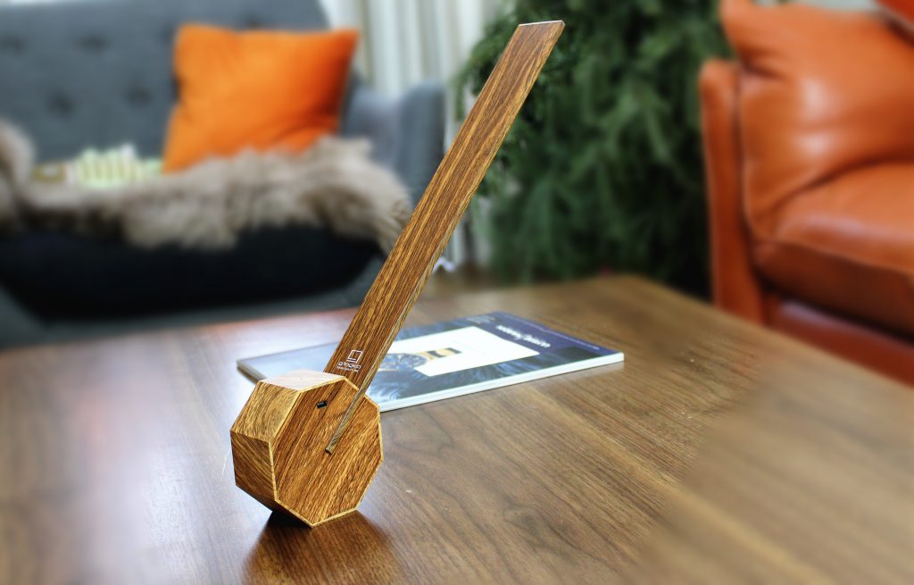 ウォルナット調のデスクライトオクタゴンワン