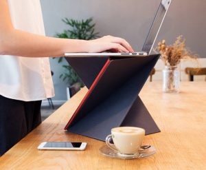 折りたたんで持ち運べるスタンディングデスクLEVIT8