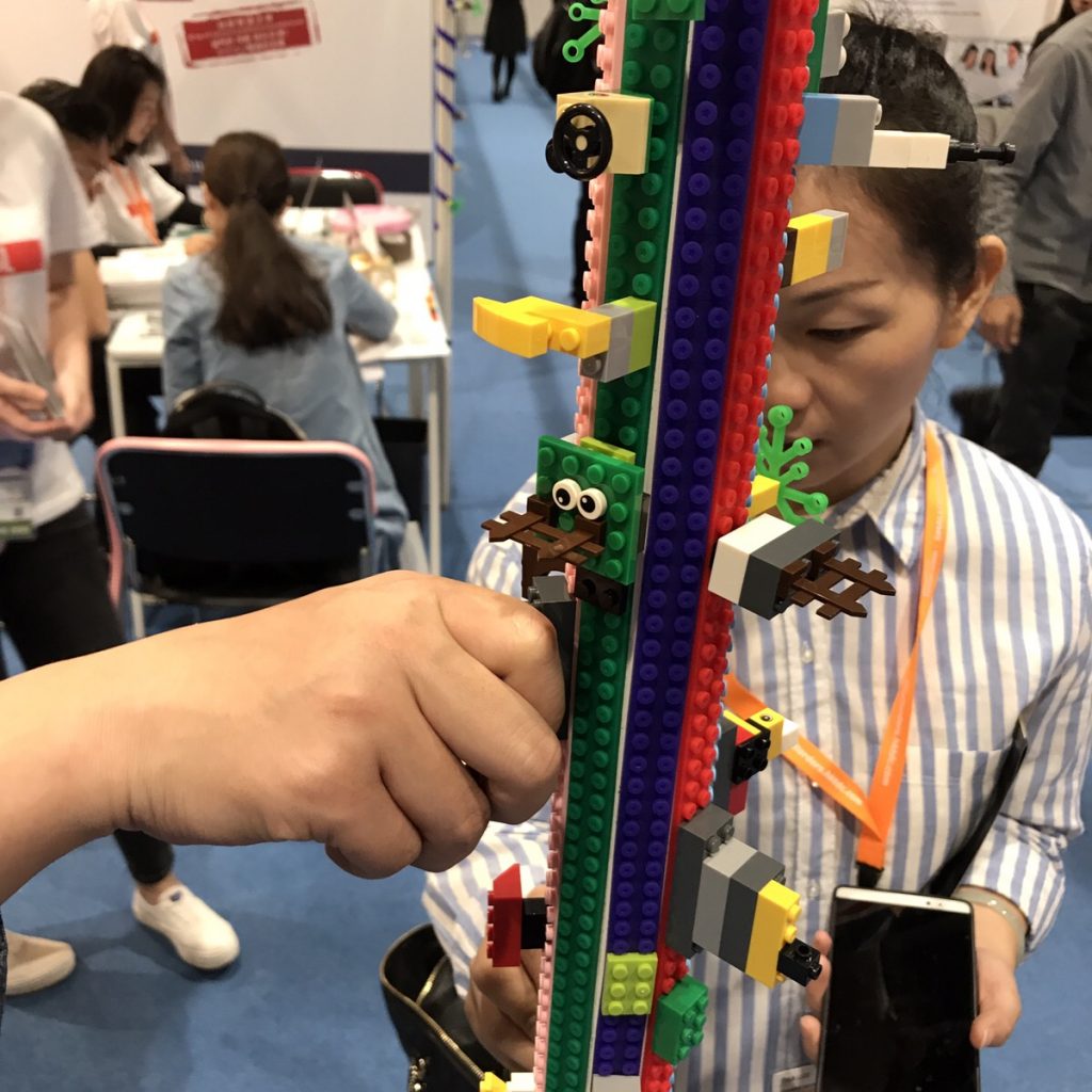 柱にもくっつくレゴテープbumpy