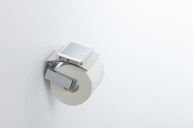 トイレットペーパーホルダーがスマホ置き場になるトイレトレイ